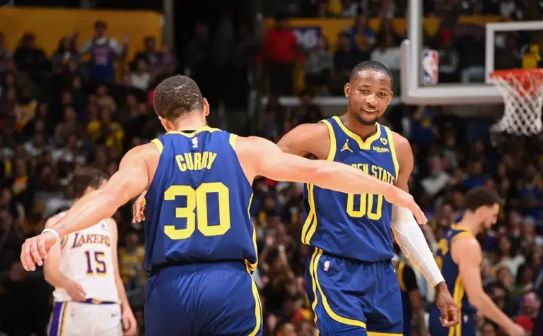 目光, 密切关注着