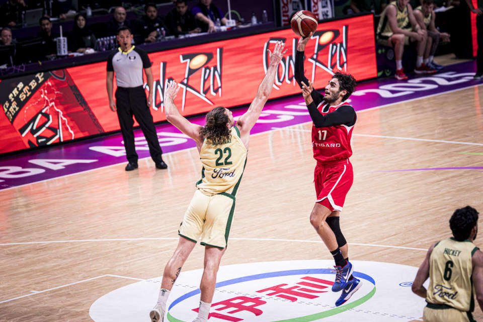 双方均派出, 伊朗队在与, 比赛伊始